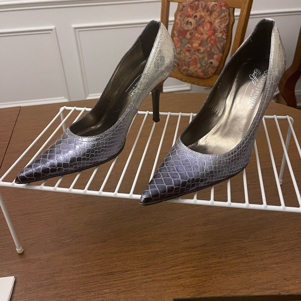 Donald J Pliner designer dress pumps